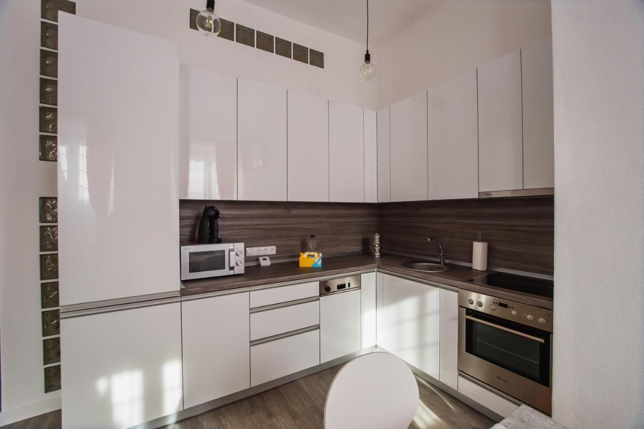Stunning, Newly Renovated Central Apartment Oradea Exterior foto
