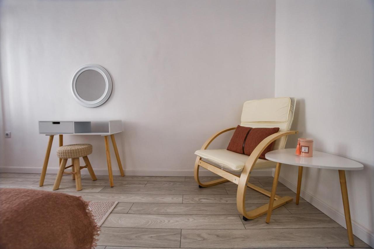 Stunning, Newly Renovated Central Apartment Oradea Exterior foto