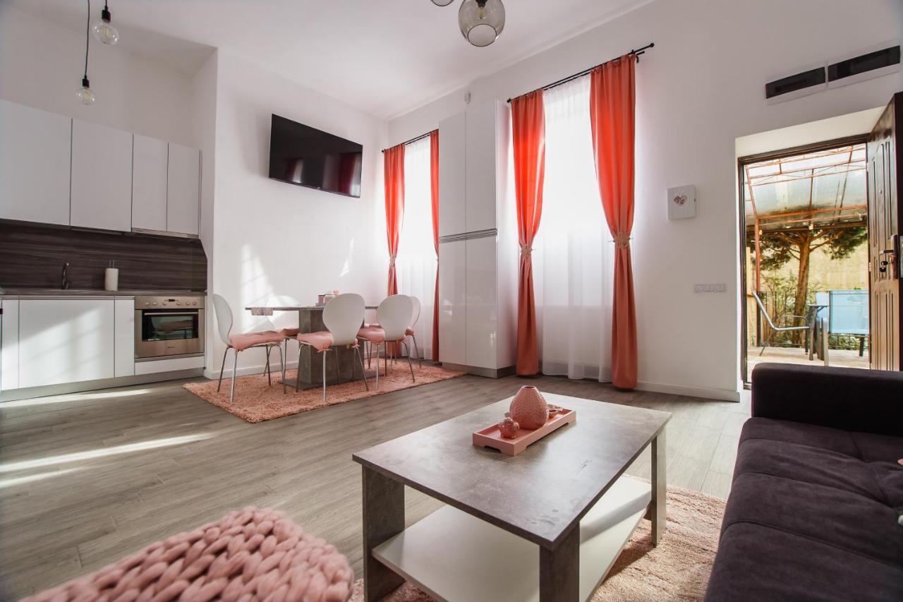 Stunning, Newly Renovated Central Apartment Oradea Exterior foto