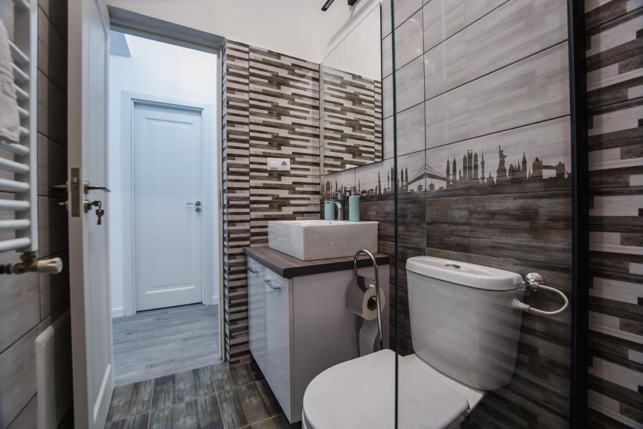 Stunning, Newly Renovated Central Apartment Oradea Exterior foto