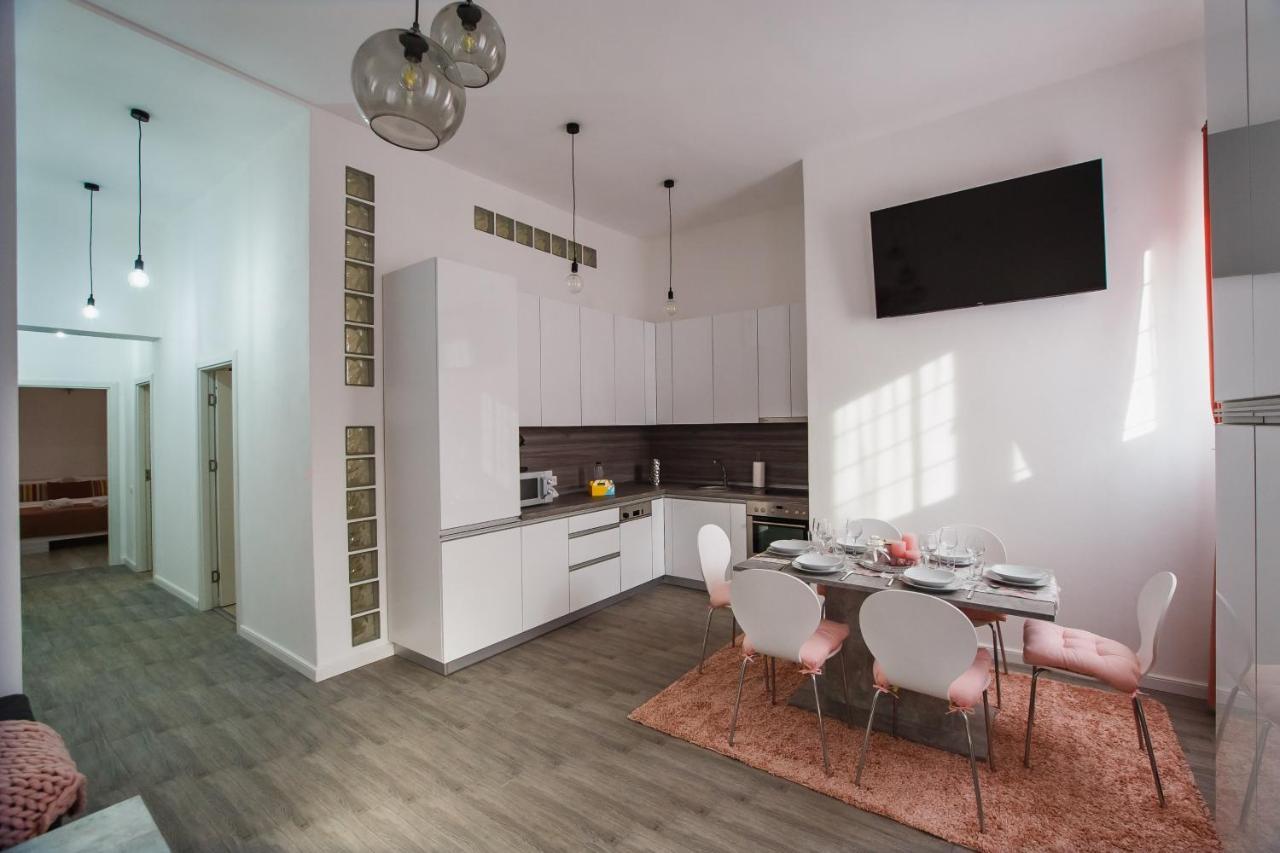 Stunning, Newly Renovated Central Apartment Oradea Exterior foto